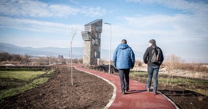 Modern sportközpont kilátóval